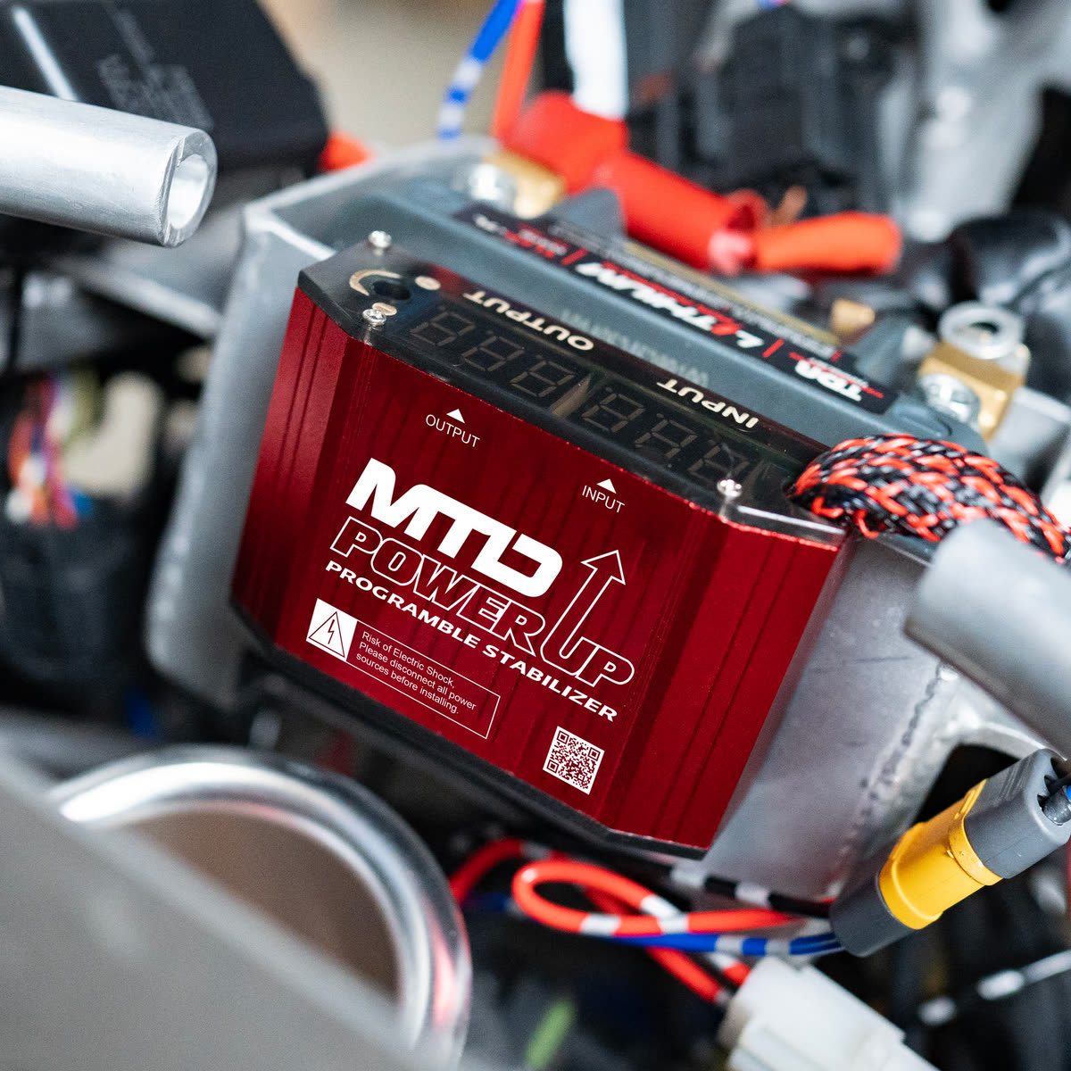 Unit Power Up merah terpasang di ruang aki motor, lengkap dengan kabel dan soketnya