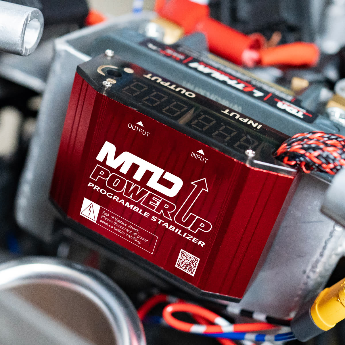 Unit Power Up merah dengan layar tegangan di motor bore up