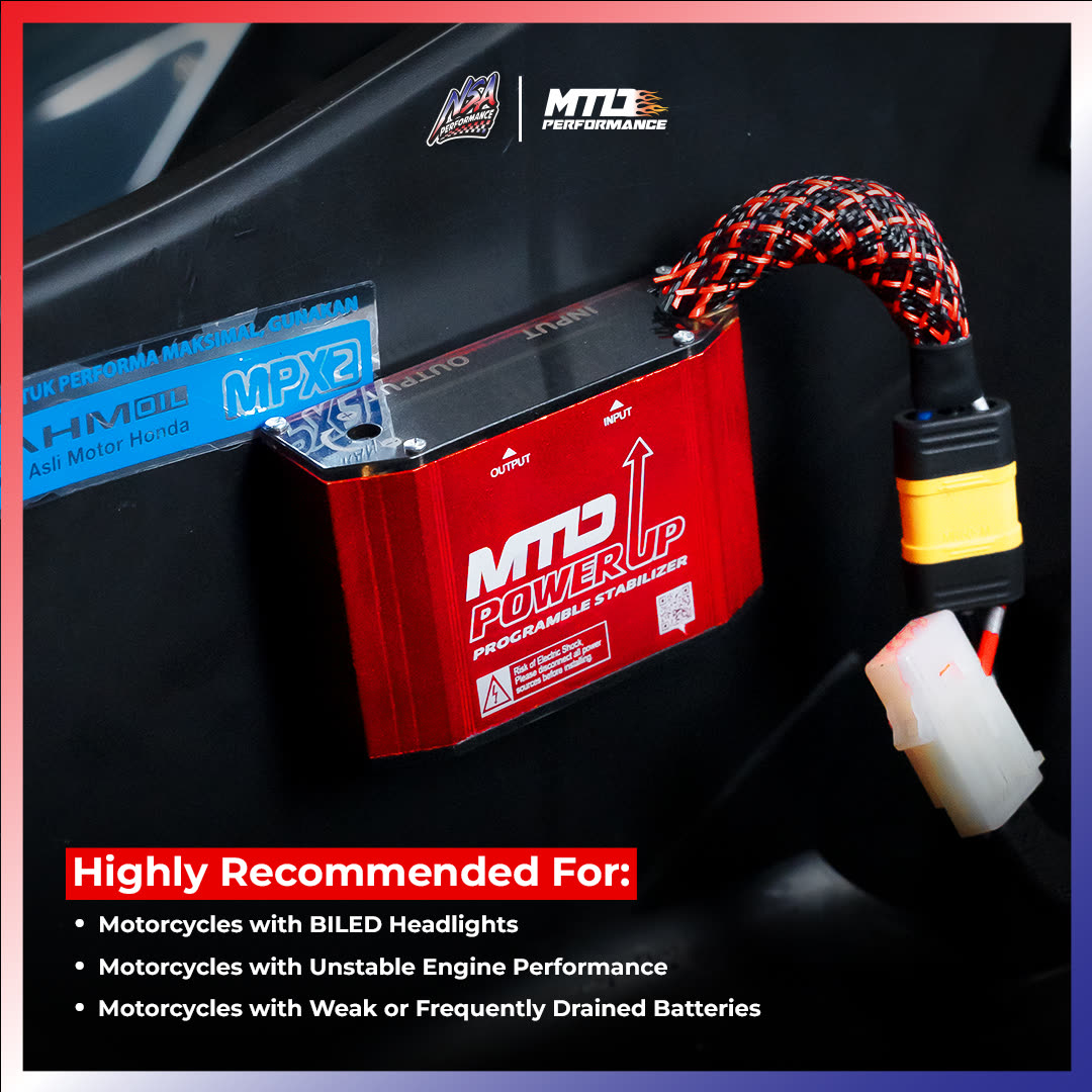 Unit Power Up merah dengan kabel berselubung di motor racing